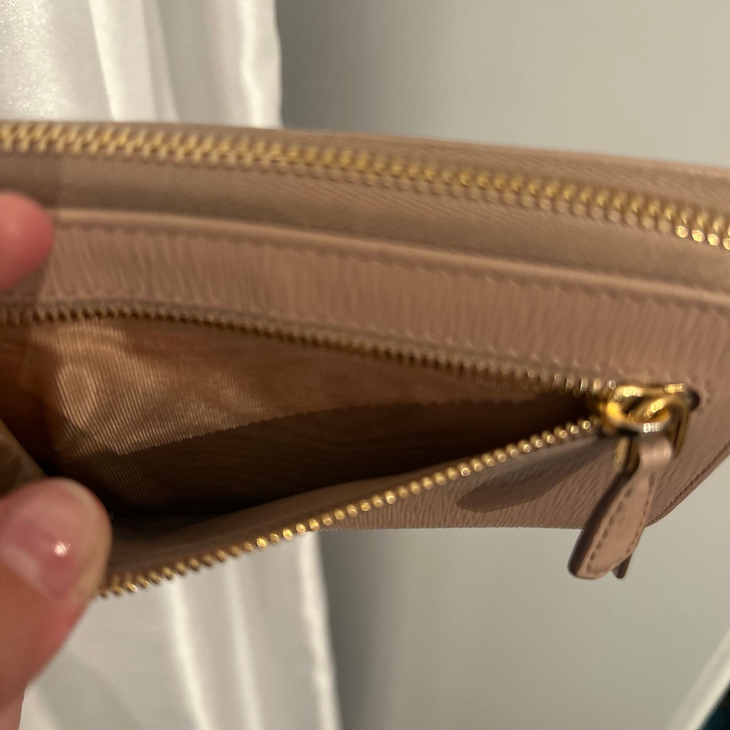 PRADA portefeuille compacte beige en cuir saffiano