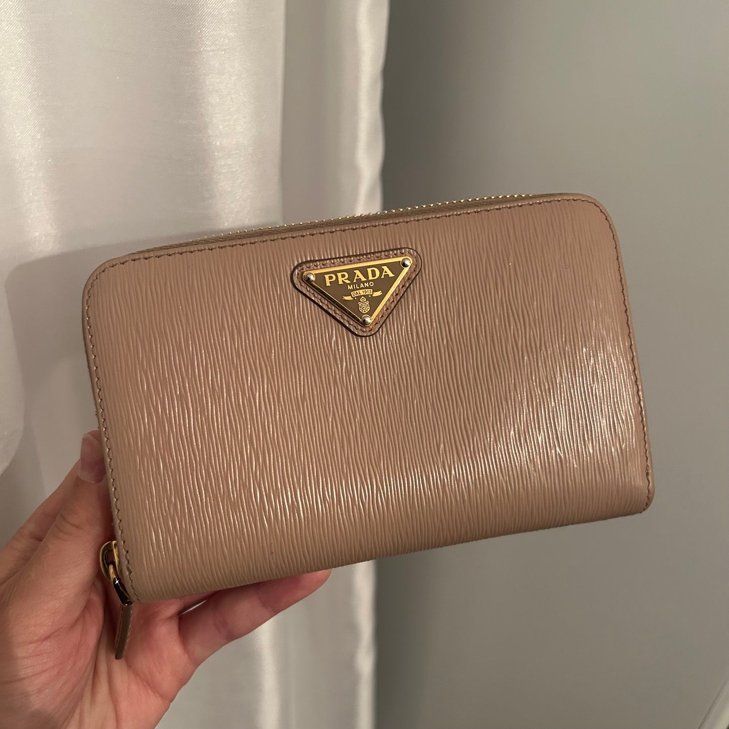 PRADA portefeuille compacte beige en cuir saffiano