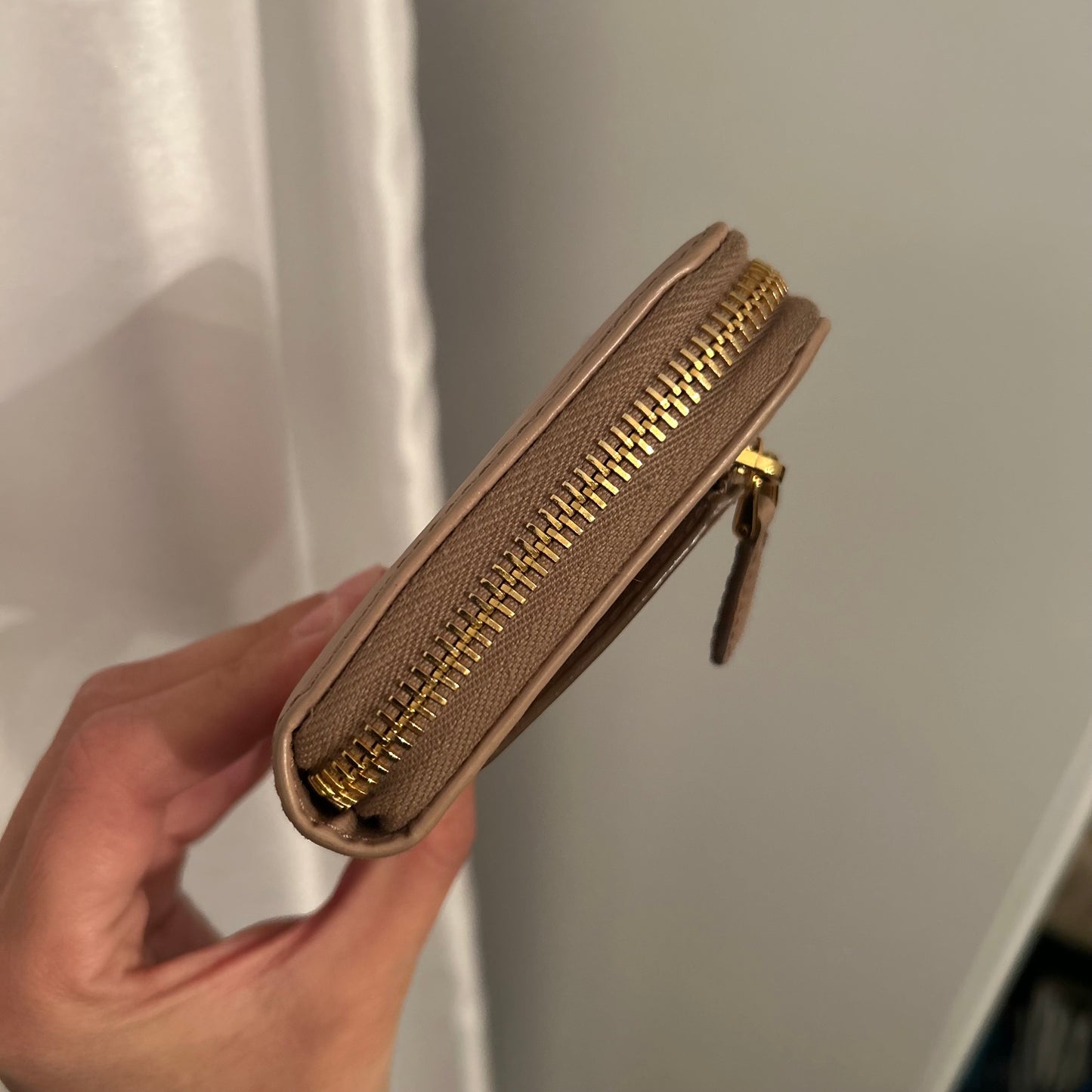 PRADA portefeuille compacte beige en cuir saffiano