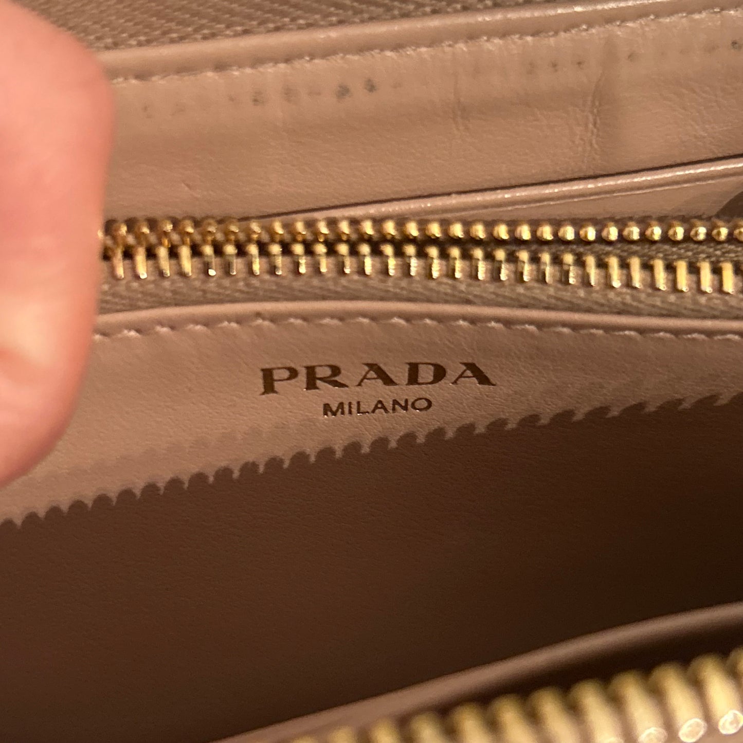 PRADA portefeuille compacte beige en cuir saffiano