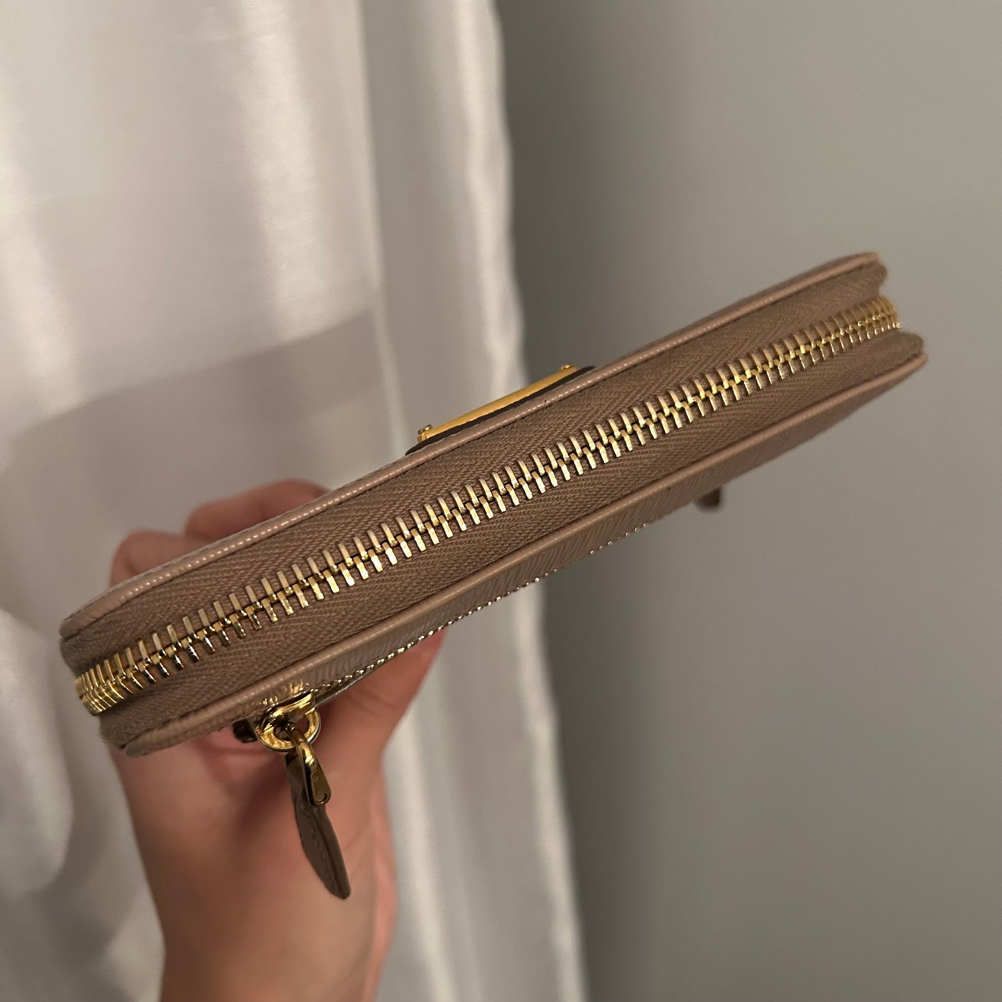 PRADA portefeuille compacte beige en cuir saffiano