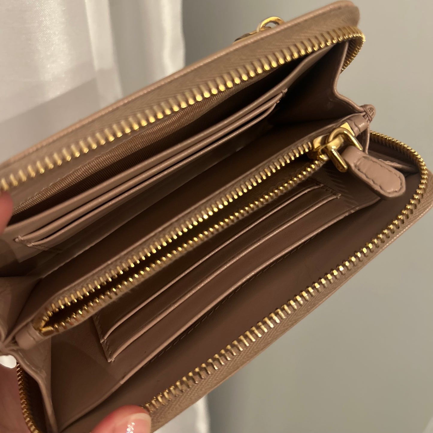 PRADA portefeuille compacte beige en cuir saffiano