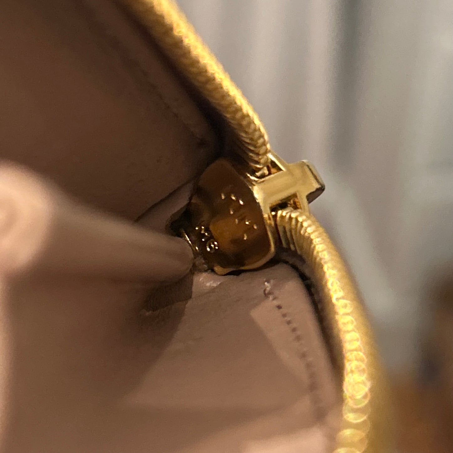 PRADA portefeuille compacte beige en cuir saffiano